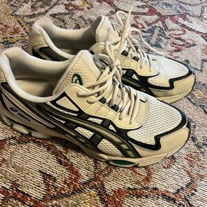 ASICS Men's White and Black Athletic Shoes Gel MC plus